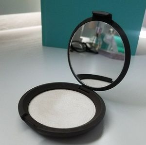 Becca Shimmering Skin Perfector Pressed in "Pearl"