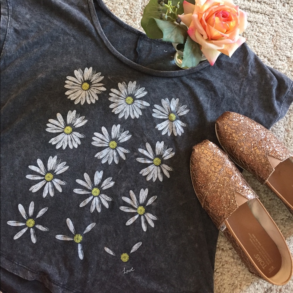 DONATING SOON • lightweight soft gray tee 🌼