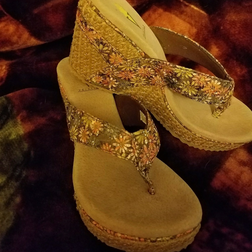 B1G🔥Volatile Floral Thong Wedge🔥FINAL PRICE DROP