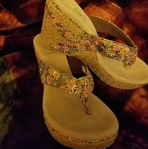 B1G🔥Volatile Floral Thong Wedge🔥FINAL PRICE DROP