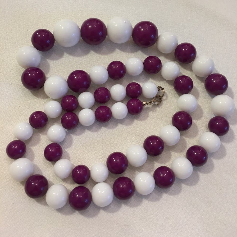 Graduated Acrylic Purple & White Beads 31.5" approx - Picture 5 of 8