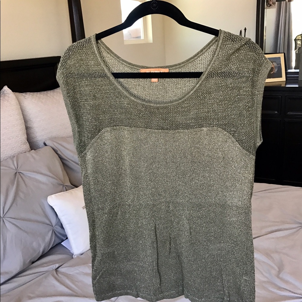 Nice olive green Ellen Tracy top