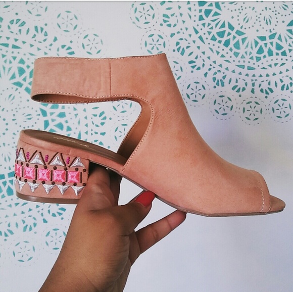 Shoes - //The Sammie// Blush pink embroidered chunky heel