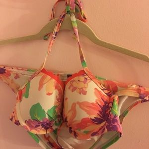 Gently worn aerie bikini w scalloped detail 32B