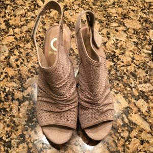 GUESS BRAND NUDE/TAN WEDGE SIZE 8.5