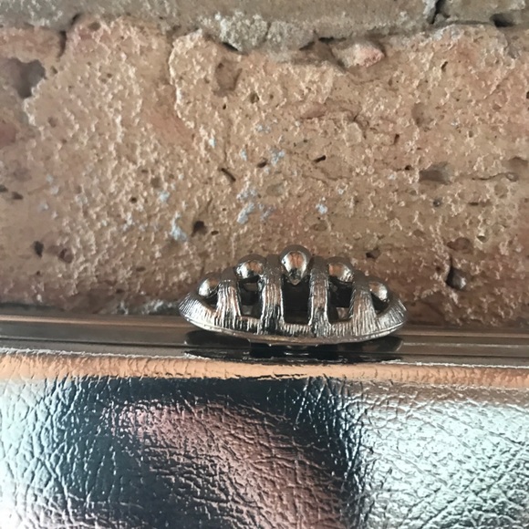 Vintage Silver Handbag with Single Snap Closure - Picture 3 of 4