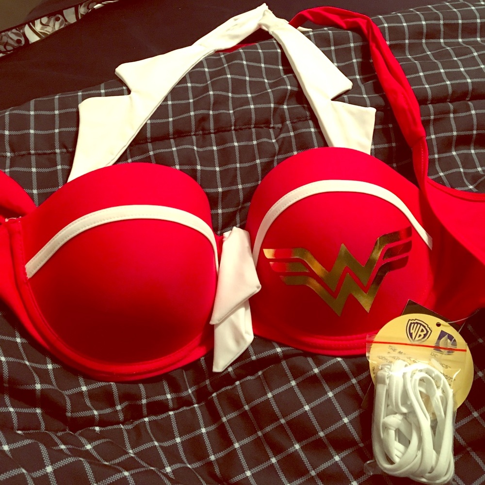 Bathing suit 👙 top. Wonder women!