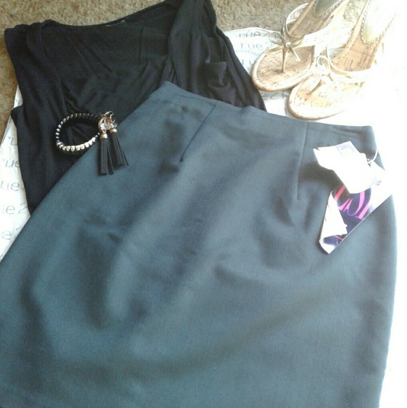 Hunter green pencil skirt - Picture 2 of 4