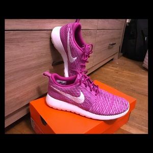 Nike Roche Flyknit Sneakers