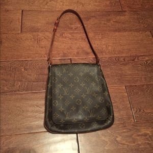 Louis Vuitton handbag in good condition!