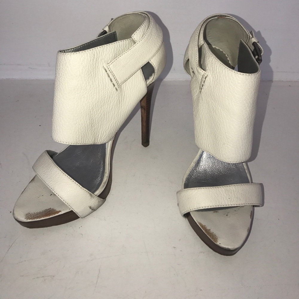 Report Signature White Heels