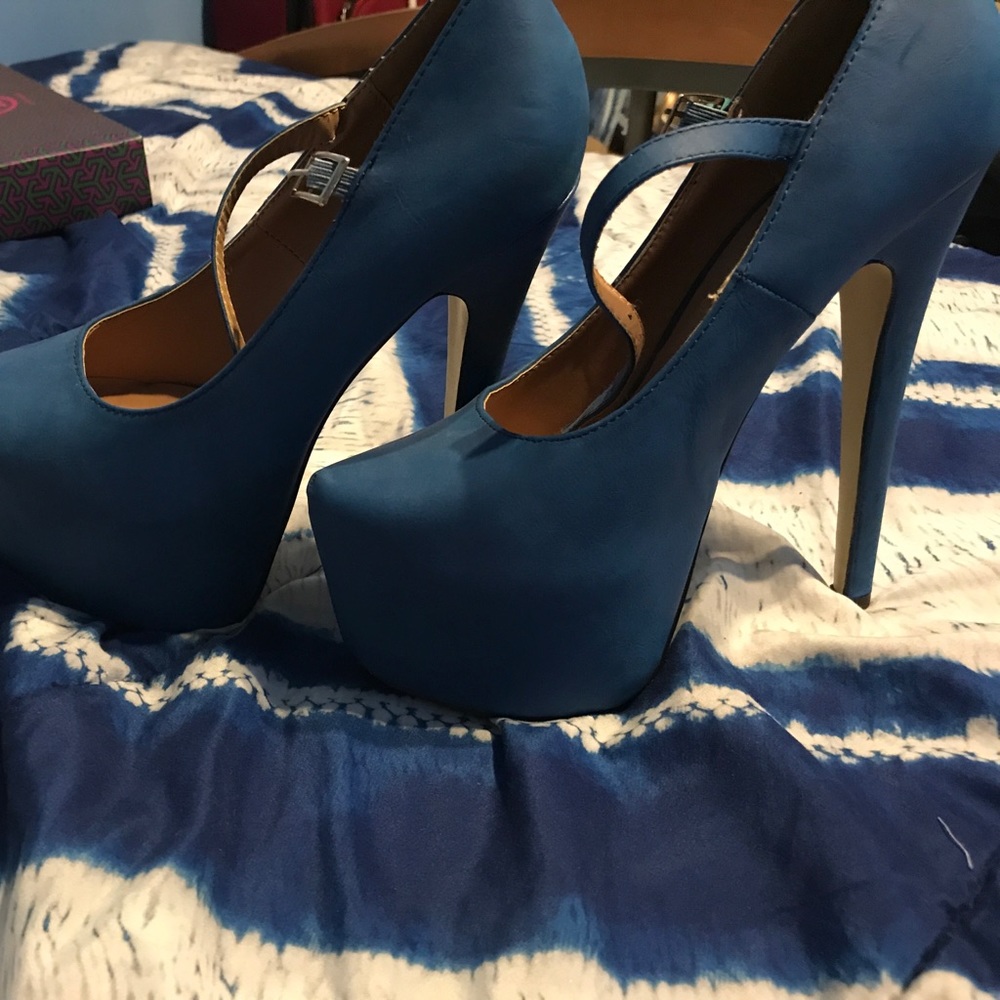 Heels - Picture 2 of 3