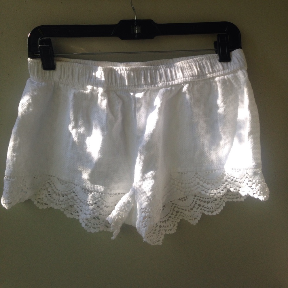White elastic waist shorts