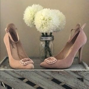 Crime and pearl pumps