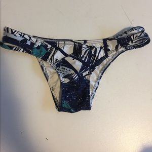 🎀 CCO 🎀 NWOT Strappy detail bikini