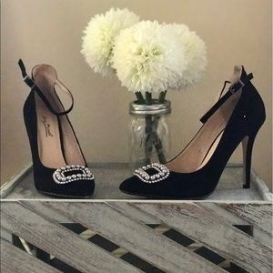 Black and pearl pumps