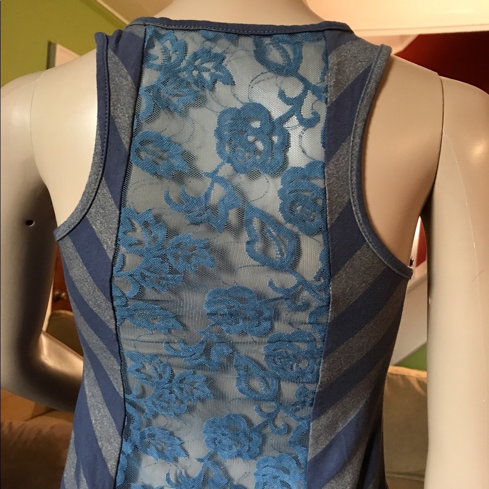 Beautiful lace on the back sleeveless shirt Small