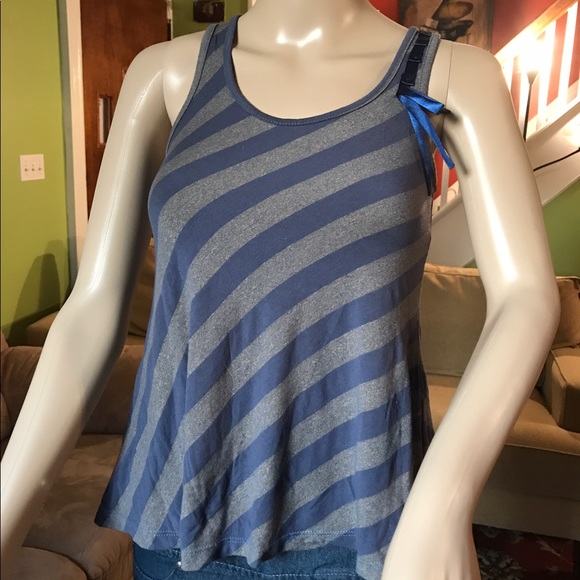 Beautiful lace on the back sleeveless shirt Small - Picture 2 of 5