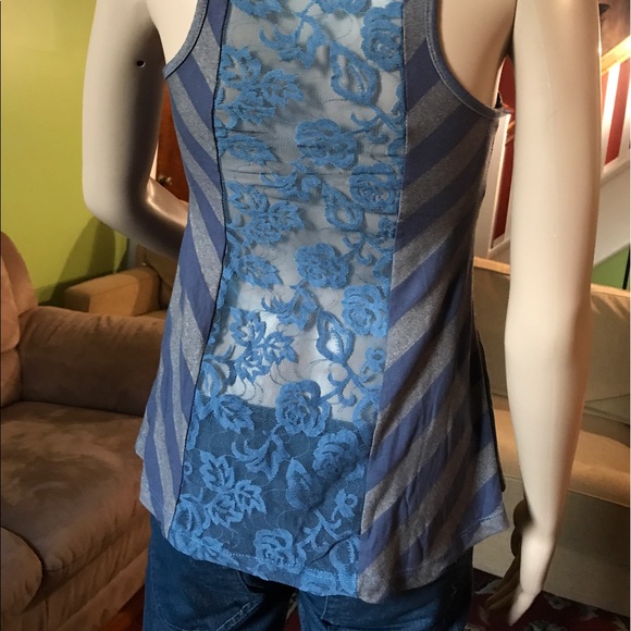 Beautiful lace on the back sleeveless shirt Small - Picture 3 of 5
