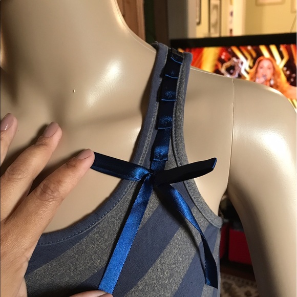 Beautiful lace on the back sleeveless shirt Small - Picture 4 of 5