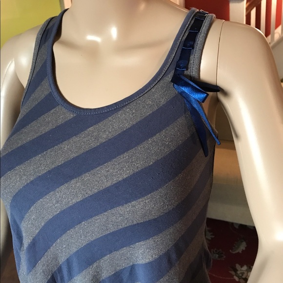 Beautiful lace on the back sleeveless shirt Small - Picture 5 of 5