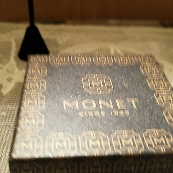 Silver and Black stone Brooch - Picture 2 of 4