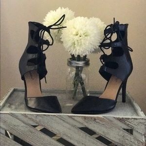 Black pumps