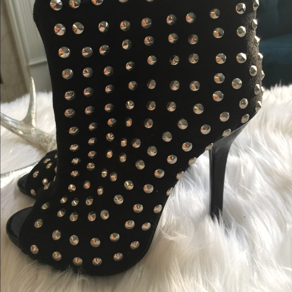 Fabulous boots with studs