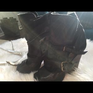 Black gladiator type boogie. Wedge heel