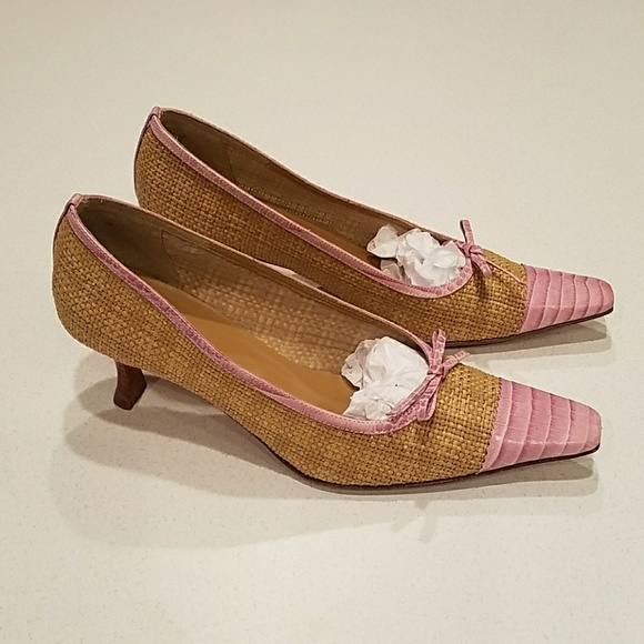 Stuart Weitzman Shoes - EUC 7W 45705 Stuart Weitzman Kitten Pumps
