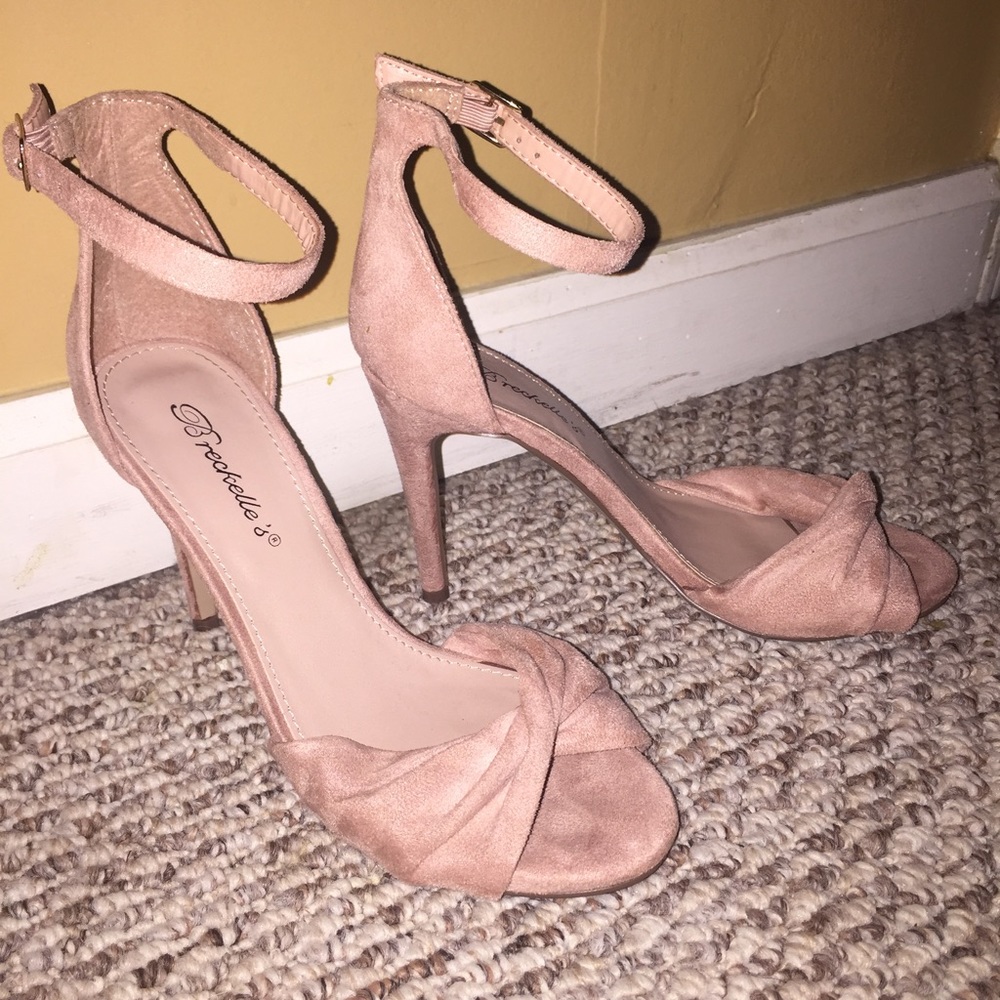 Breckelle's Suede heels 👠