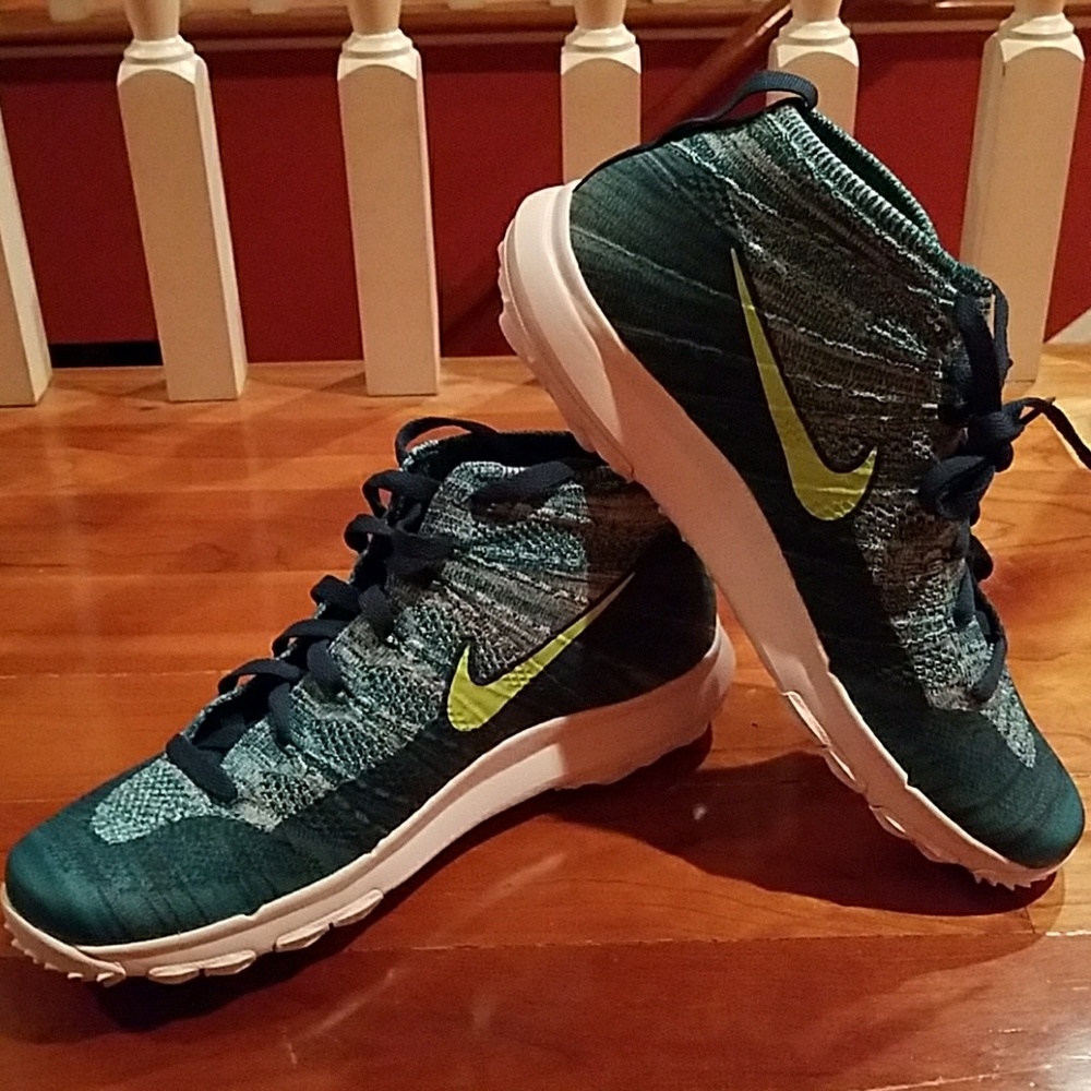 Mens sz 9.5 Nike - NEW