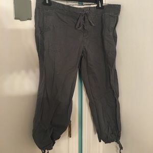 Gray knee length cargo pants size M in great cond
