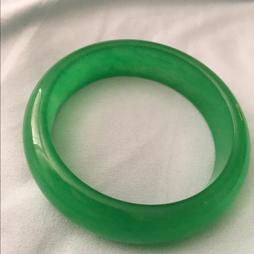 Nephrite jade bangle. NWOT