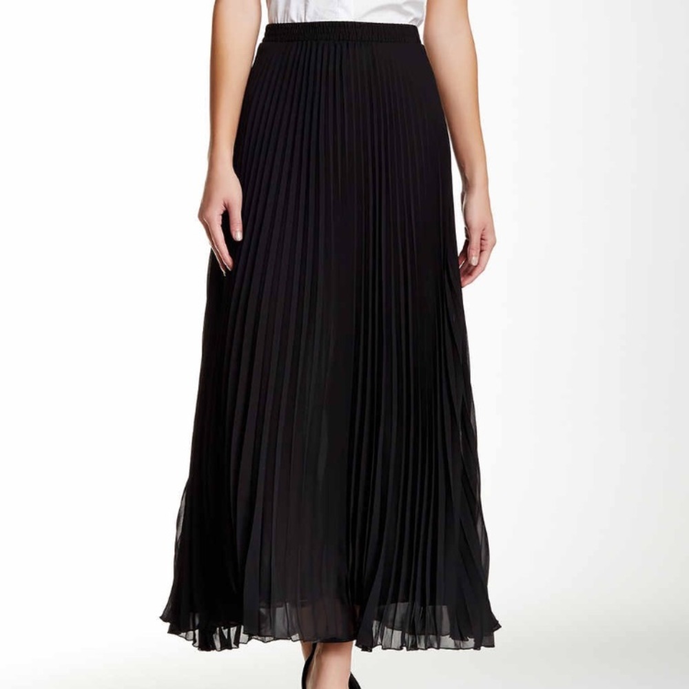 NWT ✨Max Studio - long Pleated Black Maxi Skirt
