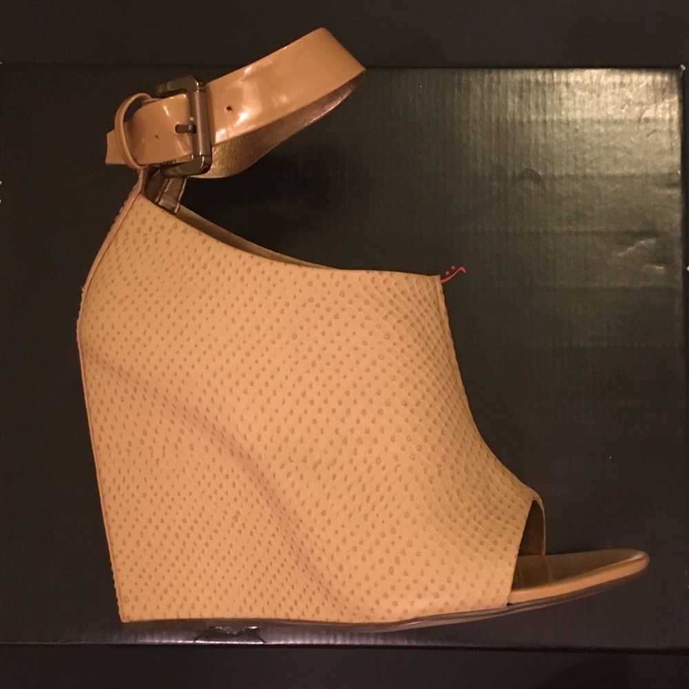 Fabulous tan leather wedges