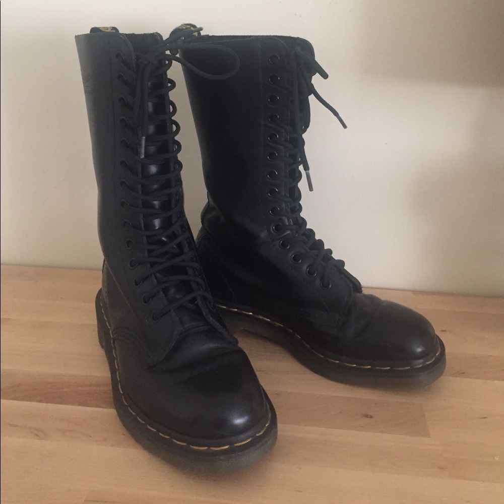 Dr. Martens 14 eyelet black boots