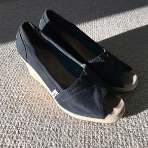 TOMS black wedges