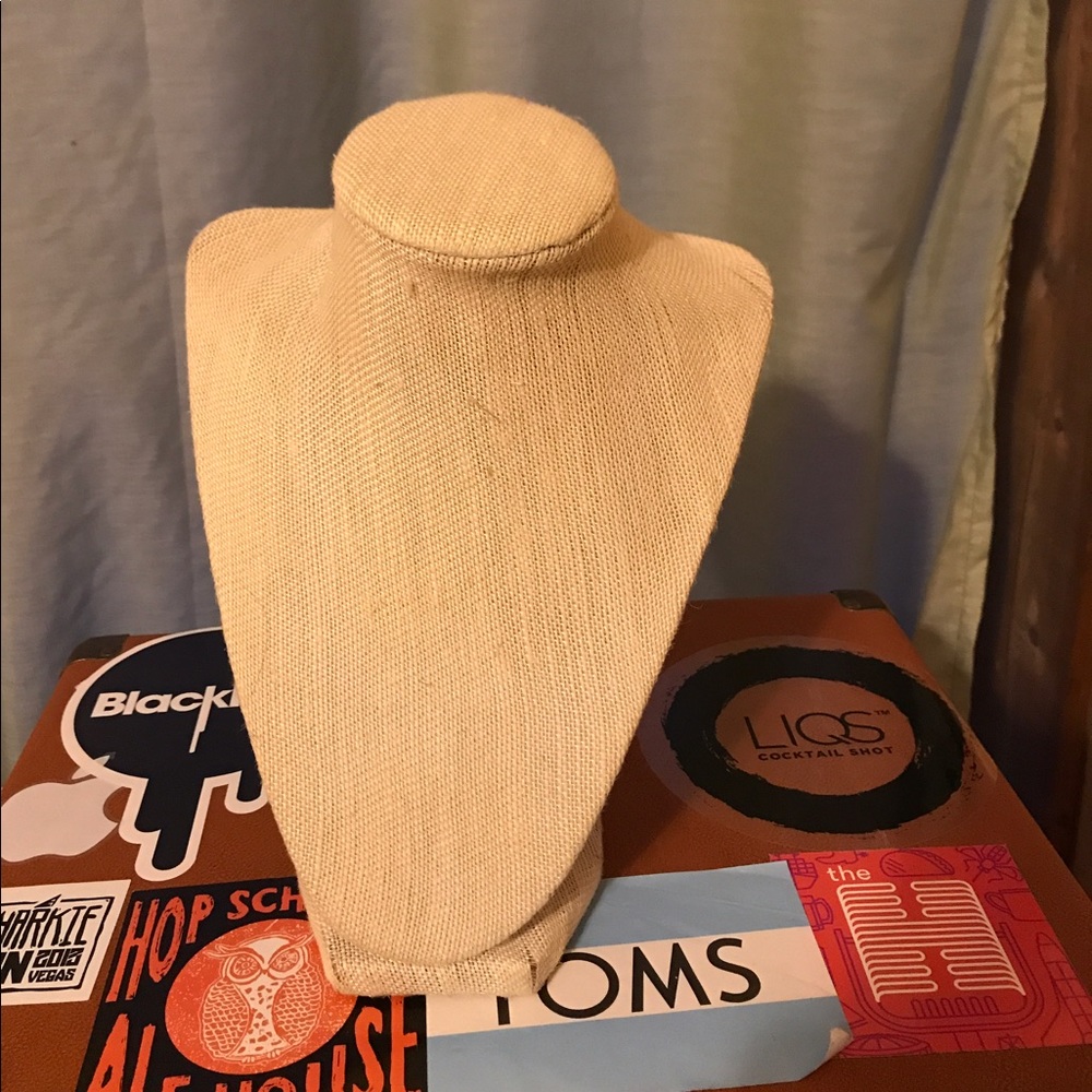 ⭕️CLOSET CLEAR OUT!!⭕️ Neck form