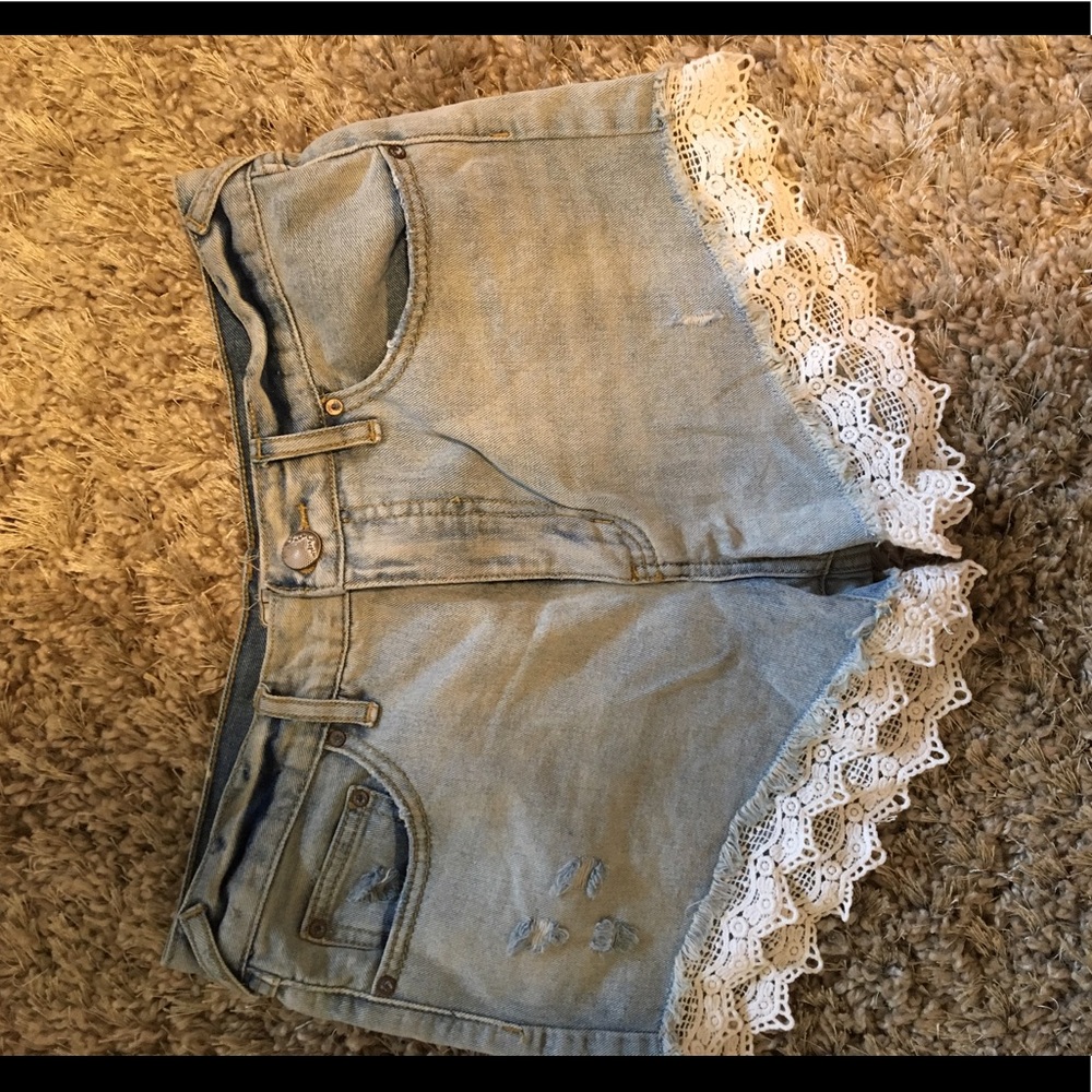 CUTE FREE PEOPLE DENIM SHORTS