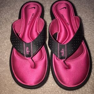 Nike memory foam flip flops. EXCELLENT condition.