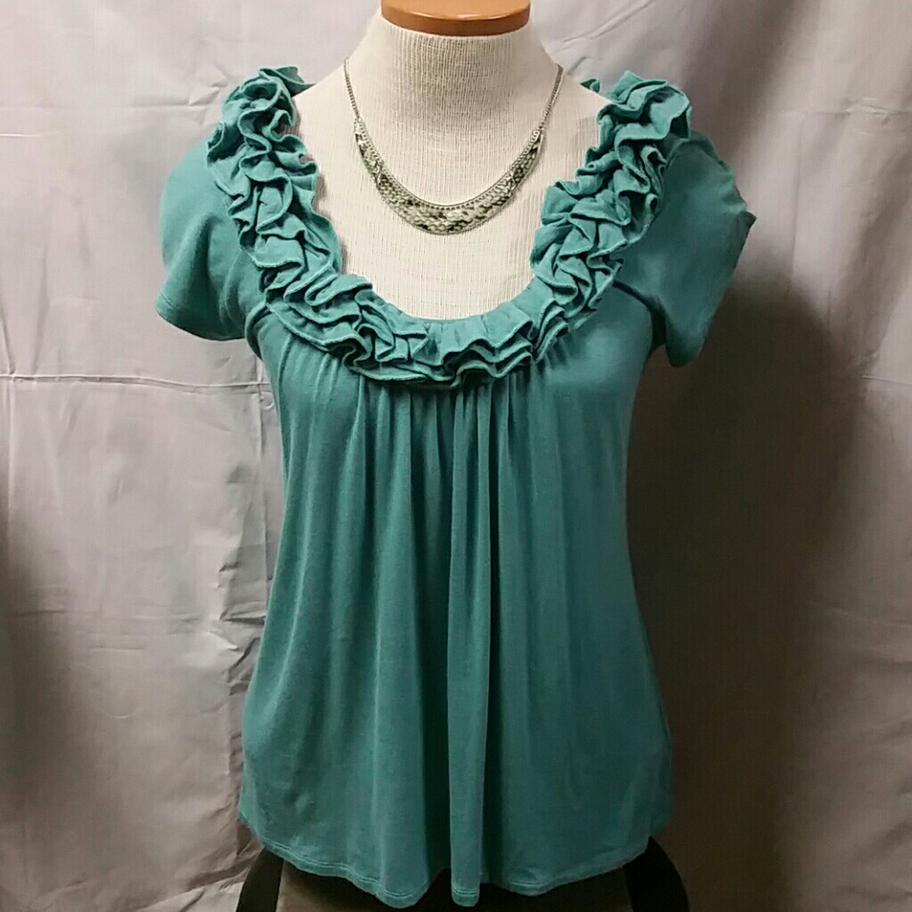 ❤️SALE❤️Ruffled neck soft stretchy top. small
