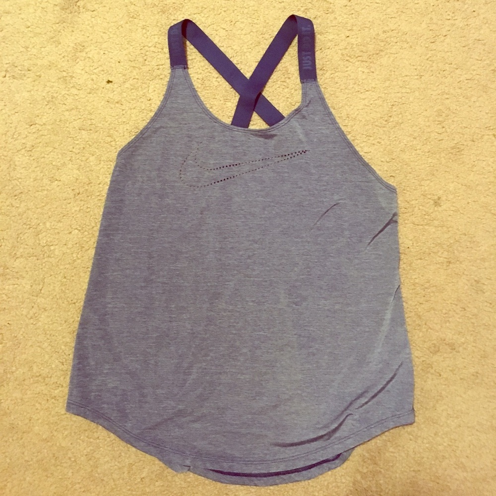 🔹 Nike dri-fit workout tank