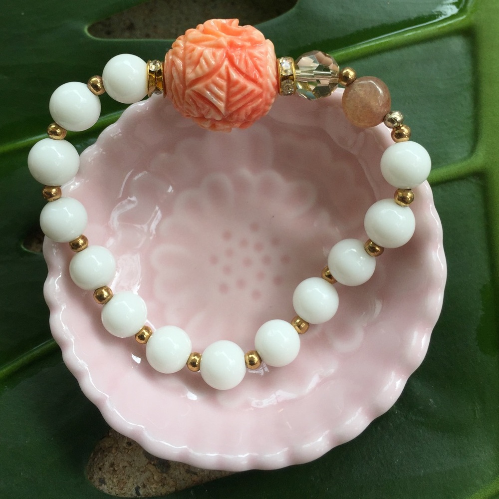 🆕 White beaded bracelet with coral 🌺🌴🍍