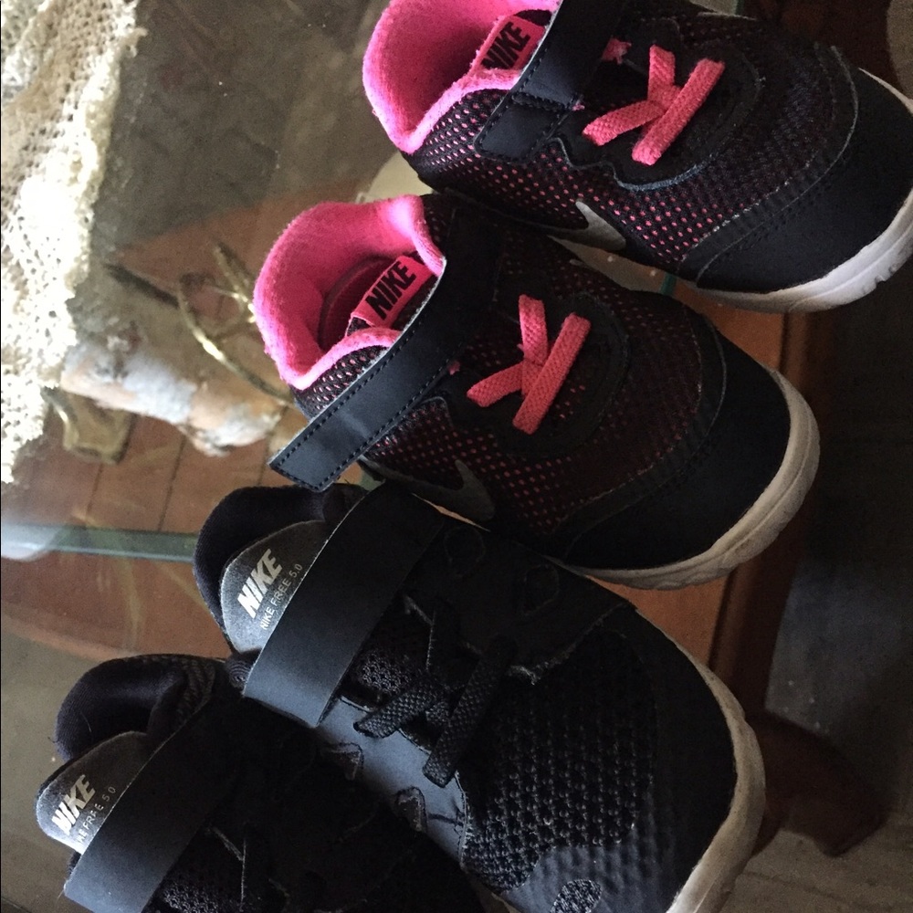 2 pairs of Nike Free 8c good conditions