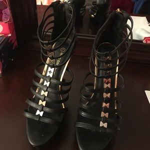 Wild Diva Lounge black and good bow heels
