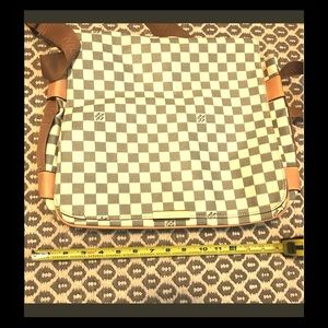 Gorgeous messenger bag.