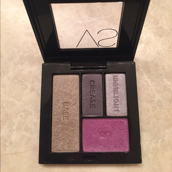 Victoria Secret eyeshadow compact - Picture 2 of 2