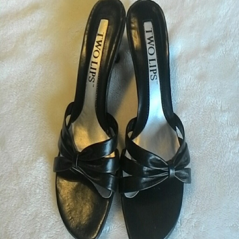 Low black sandals