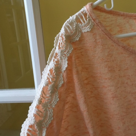 Delia's peach top - Picture 3 of 4